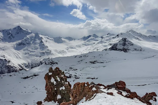 Elbrus Dağı 'ndan görüntü, 3700 metre yüksekliğinde. Dağ kayağı. Mart 2020
