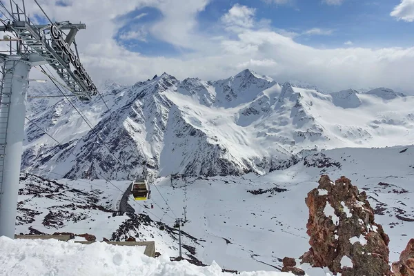 Elbrus Dağı 'ndan görüntü, 3700 metre yüksekliğinde. Dağ kayağı. Mart 2020