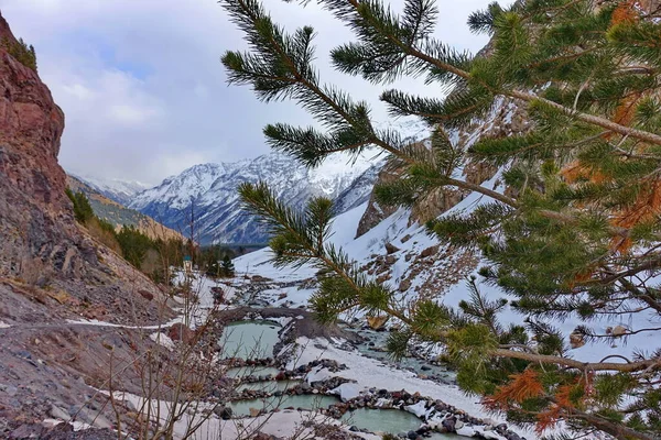 Azau şelalesi. Elbrus bölgesi. Ekolojik bir iz. Mart 2020