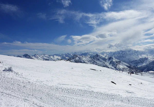 Elbrus Dağı 'ndan görüntü, 3700 metre yüksekliğinde. Dağ kayağı. Mart 2020