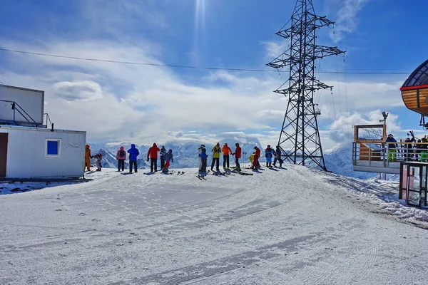Elbrus Dağı 'ndan görüntü, 3700 metre yüksekliğinde. Dağ kayağı. Mart 2020