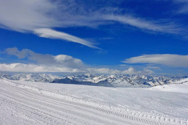 Elbrus Dağı 'ndan görüntü, 3700 metre yüksekliğinde. Dağ kayağı. Mart 2020