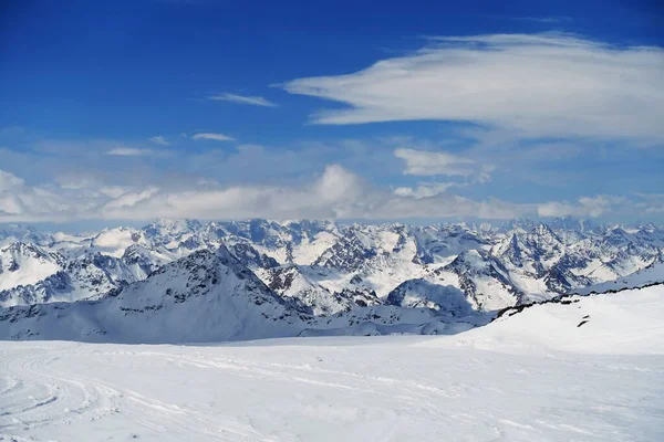 Elbrus Dağı 'ndan görüntü, 3700 metre yüksekliğinde. Dağ kayağı. Mart 2020
