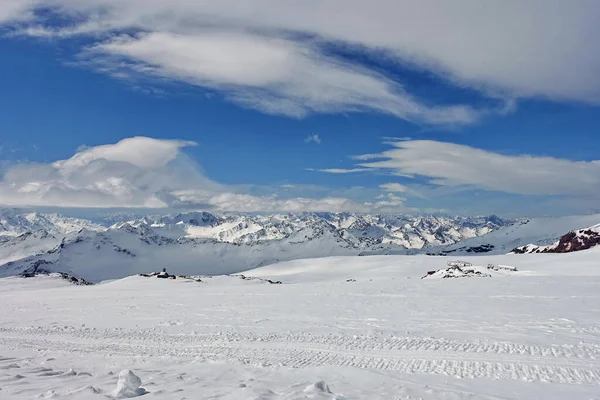 Elbrus Dağı 'ndan görüntü, 3700 metre yüksekliğinde. Dağ kayağı. Mart 2020