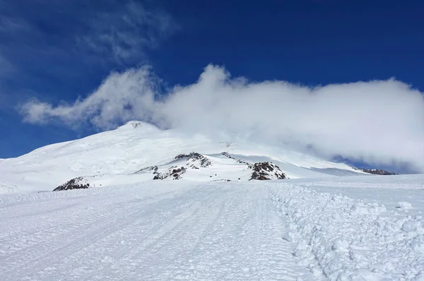 Elbrus Dağı 'ndan görüntü, 3700 metre yüksekliğinde. Dağ kayağı. Mart 2020