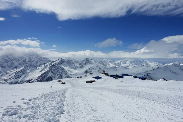 Elbrus Dağı 'ndan görüntü, 3700 metre yüksekliğinde. Dağ kayağı. Mart 2020