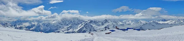 Elbrus Dağı 'ndan görüntü, 3700 metre yüksekliğinde. Dağ kayağı. Mart 2020