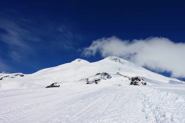 Elbrus Dağı 'ndan görüntü, 3700 metre yüksekliğinde. Dağ kayağı. Mart 2020