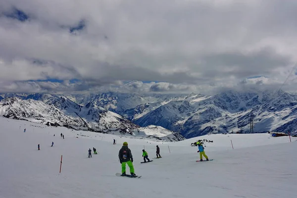 Elbrus Dağı 'ndan görüntü, 3700 metre yüksekliğinde. Dağ kayağı. Mart 2020