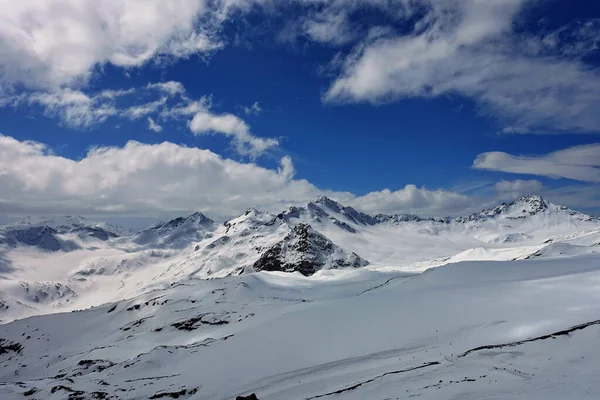 Elbrus Dağı 'ndan görüntü, 3700 metre yüksekliğinde. Dağ kayağı. Mart 2020