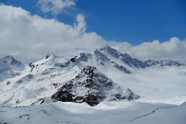Elbrus Dağı 'ndan görüntü, 3700 metre yüksekliğinde. Dağ kayağı. Mart 2020