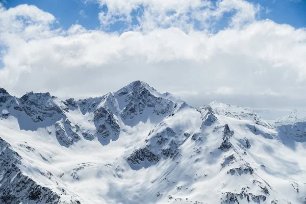 Elbrus Dağı 'ndan görüntü, 3700 metre yüksekliğinde. Dağ kayağı. Mart 2020