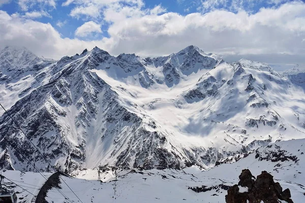 Elbrus Dağı 'ndan görüntü, 3700 metre yüksekliğinde. Dağ kayağı. Mart 2020