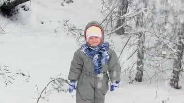 Kar ağaçlardan çocuk düşüyor..