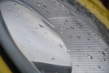 Farlarda ve vücut parçalarında küçük yağmur damlaları.