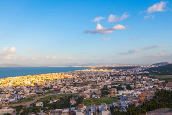 Deniz kıyısında bir Tunus city