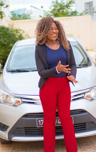 Bir araba ile güzel bir Bayan