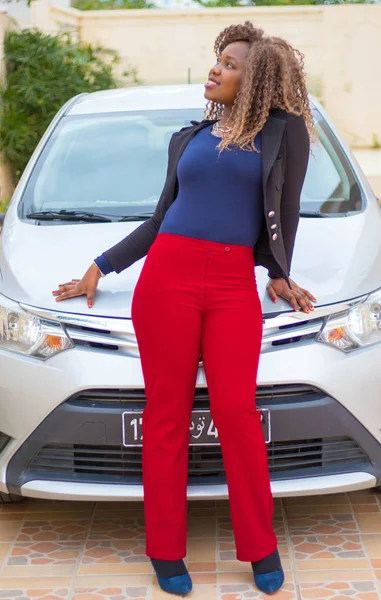 Bir araba ile güzel bir Bayan