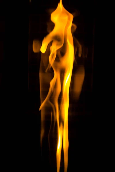 Táncoló tűz, a fekete háttér — Stock Fotó