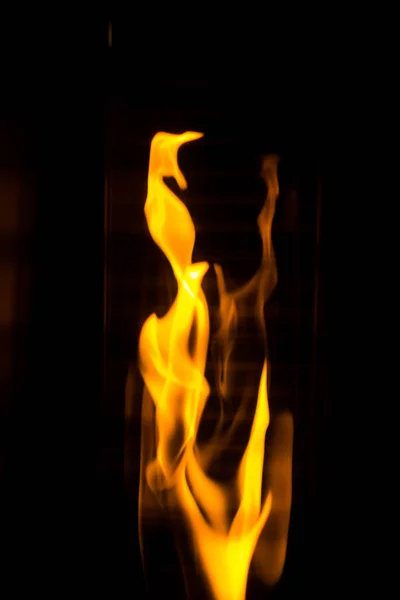 Siyah arka plan üzerine ateş dans