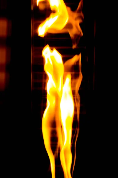 Alev siyah arka plan üzerinde dans