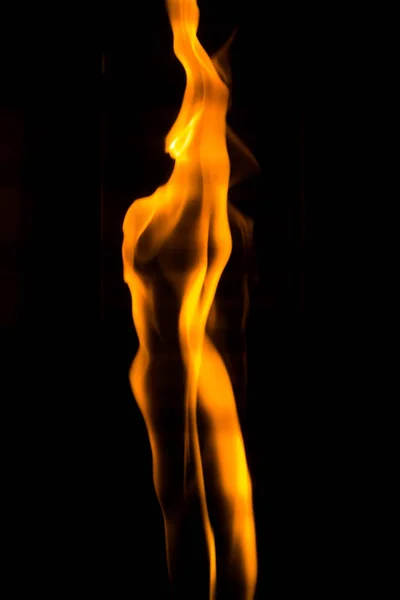 Alev siyah arka plan üzerinde dans
