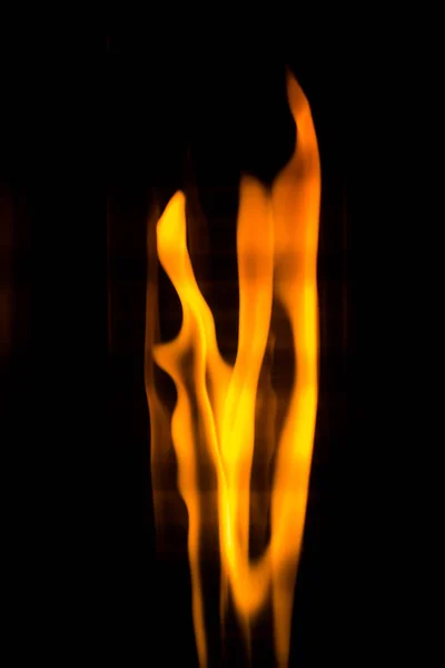 Flama bailando sobre el fondo negro — Foto de Stock