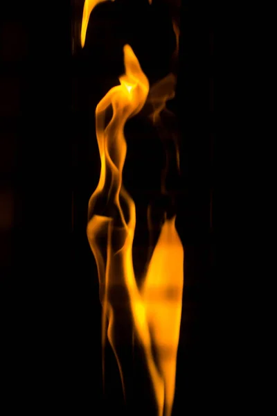Alev siyah arka plan üzerinde dans