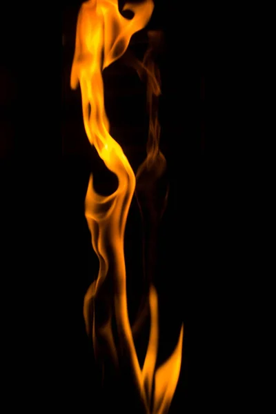 Танцующее пламя на черном фоне — стоковое фото
