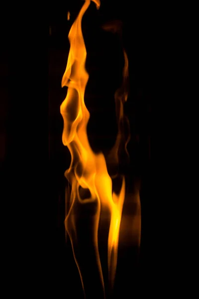 Танцююче полум'я на чорному тлі — стокове фото