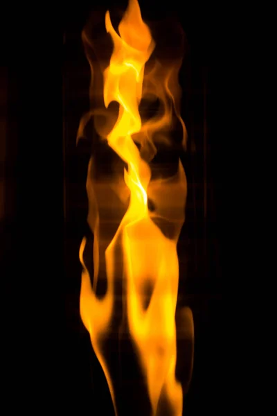 Alev siyah arka plan üzerinde dans