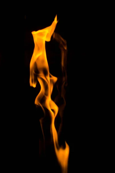 Alev siyah arka plan üzerinde dans