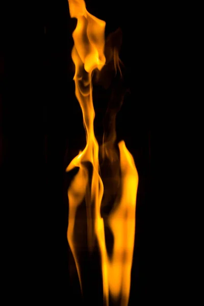 Танцююче полум'я на чорному тлі — стокове фото