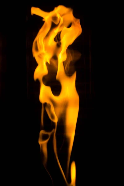 Alev siyah arka plan üzerinde dans