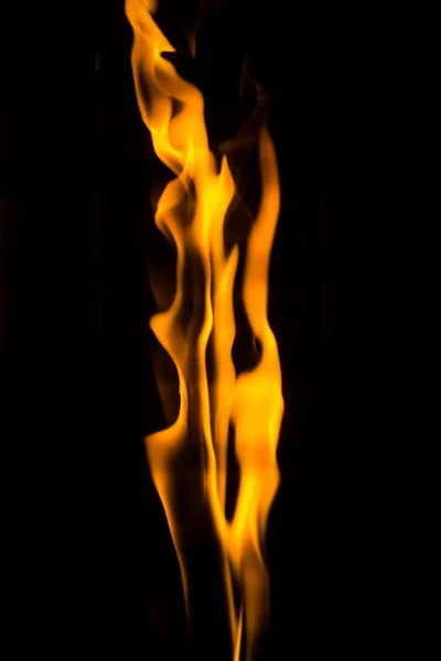 Flama bailando sobre el fondo negro — Foto de Stock