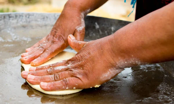 Pasta hazırlayan bir kadın.