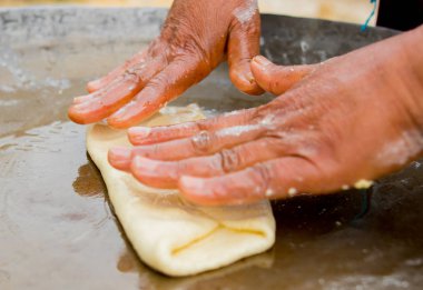 Pasta hazırlayan bir kadın.