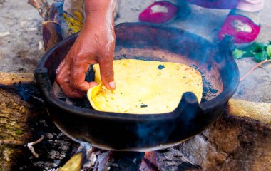 Pasta hazırlayan bir kadın.