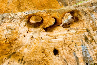 Dağlarda bir mağara