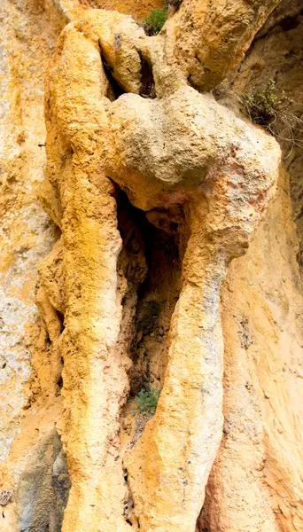 Dağlarda bir mağara