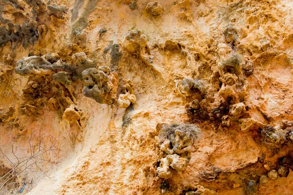 Dağlarda bir mağara