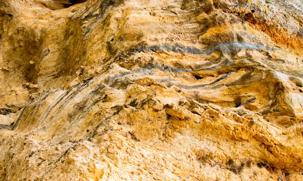 Dağlarda bir mağara