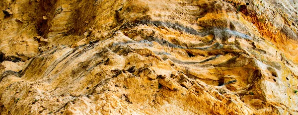 Dağlarda bir mağara