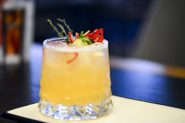 Beyaz tabakta kokteyl. Buzlu soğuk narenciye alkollü içecek, kopyalama alanı..