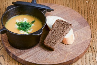 Et ve sebzeli geleneksel Ukrayna çorbası. Ukrayna mutfağı, sağlıklı çorba.