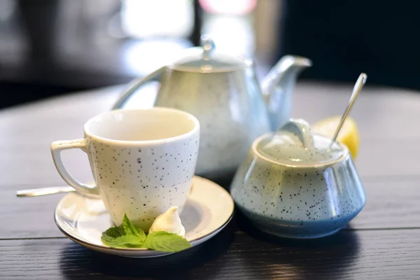 Blauwe en witte theeset met munt en een schijfje citroen op donker houten tafel. — Stockfoto