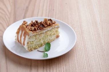 Patlamış mısır ve nane şekeriyle süslenmiş vejetaryen tuzlu karamel kek..