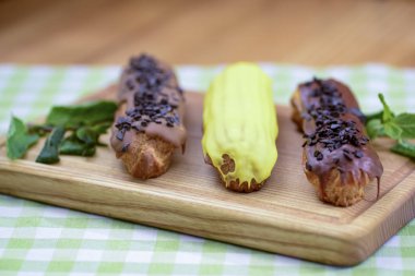 Geleneksel Fransız tatlısı, ekose pastası, ekose kumaşla kaplı bir masanın üzerinde tahtanın üzerinde üç parça..