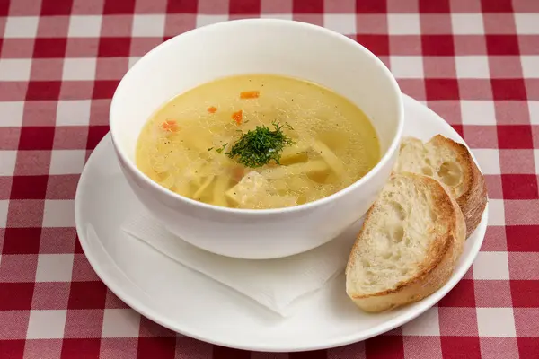 Sopa de minestrone italiana deliciosa clássica com pão no fundo de toalha de mesa italiano tradicional — Fotografia de Stock