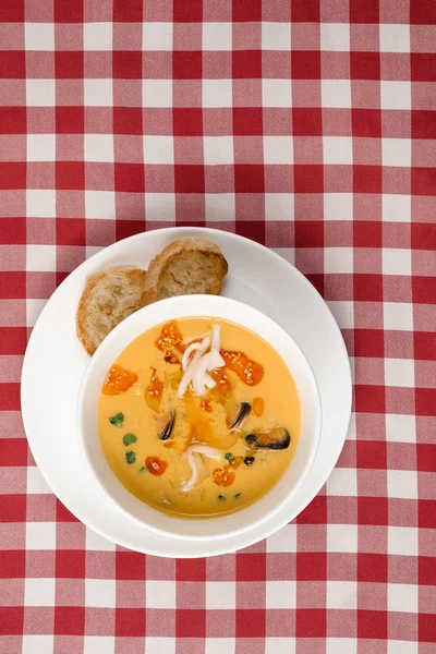 Kareli masa örtüsünde midye ve makarna ile domates çorbası. İtalyan cioppino çorbası ve ekmek. Üst görünüm kopyalama alanı — Stok fotoğraf